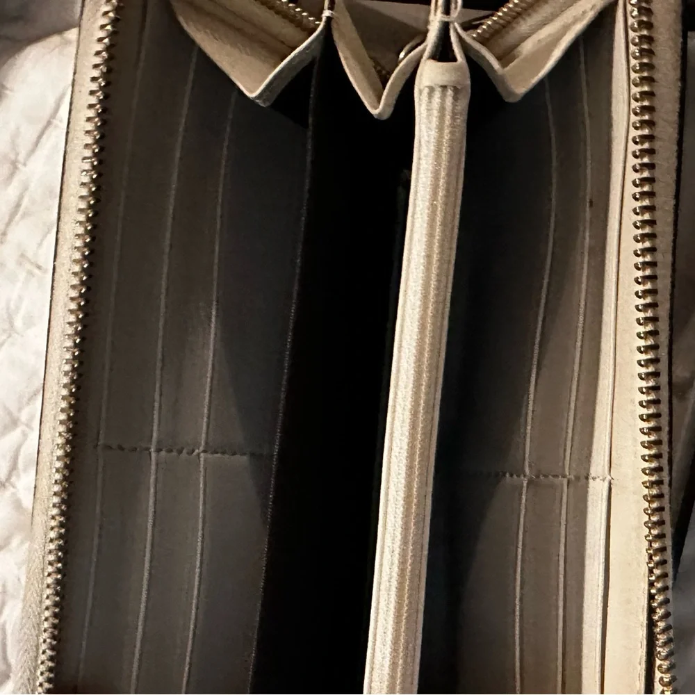 Authentic GUCCI Sylvie cream leather and stripe gold buckle wallet - Picture 15 of 16